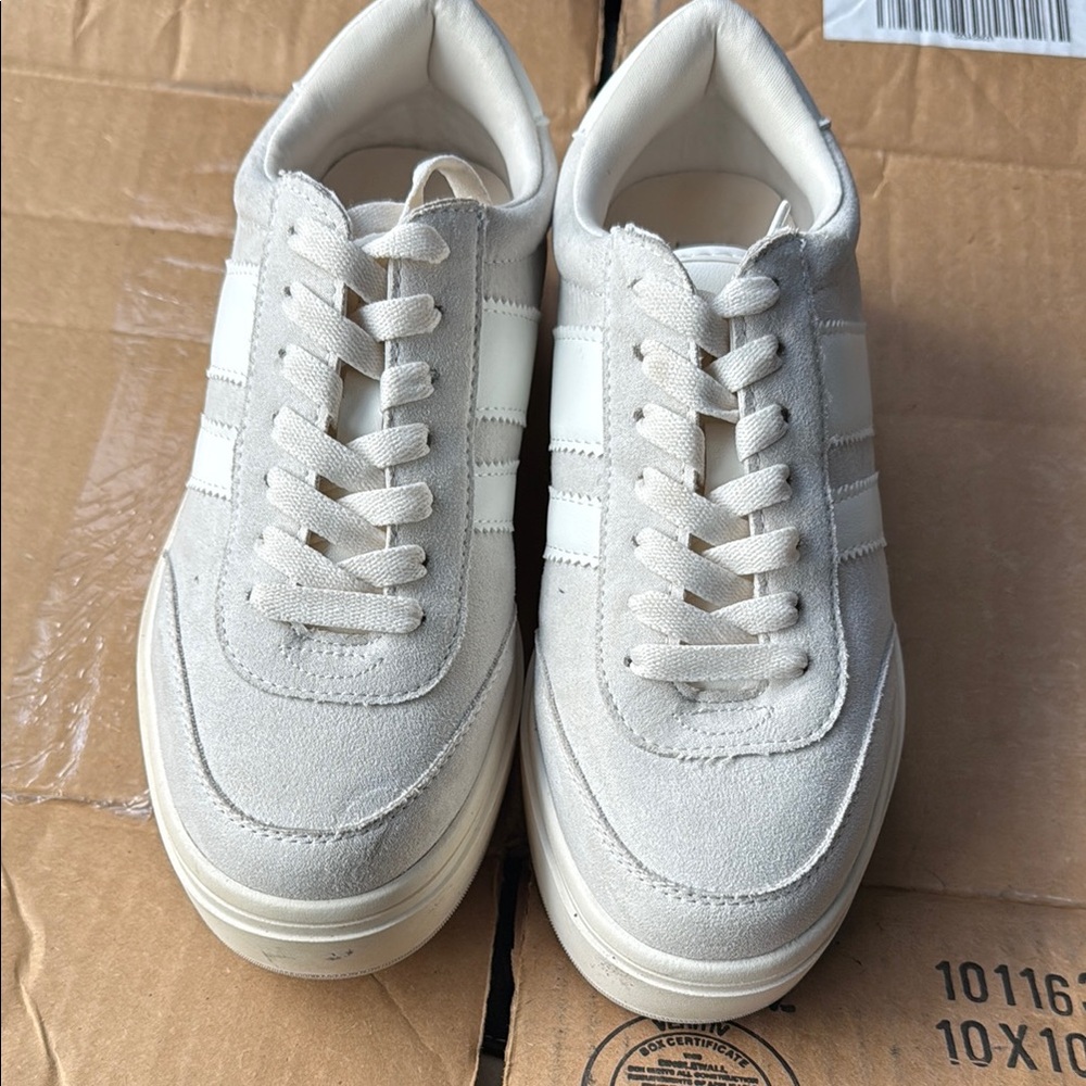 ‼️ SOLD ‼️ Steve Madden White Sneakers Minimalist Design